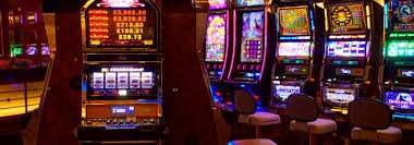67777bet হোমপেজে নীল আলোয় মোবাইল বিনোদন দৃশ্য